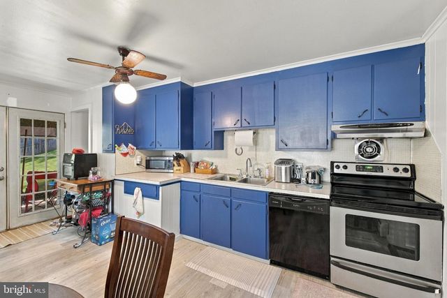 128 W GAY ST, Windsor, PA 17366