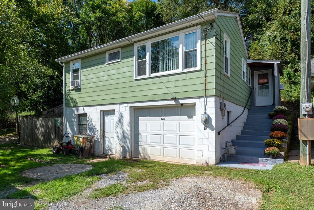 128 W GAY ST, Windsor, PA 17366