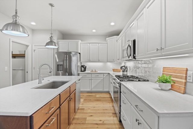 678 Hillcrest Drive, Waunakee, WI 53597