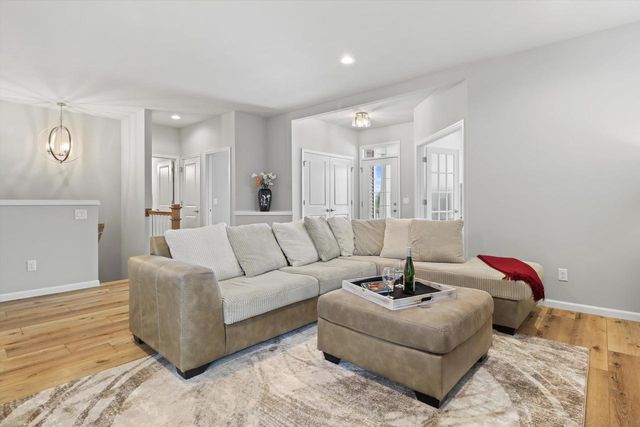 678 Hillcrest Drive, Waunakee, WI 53597