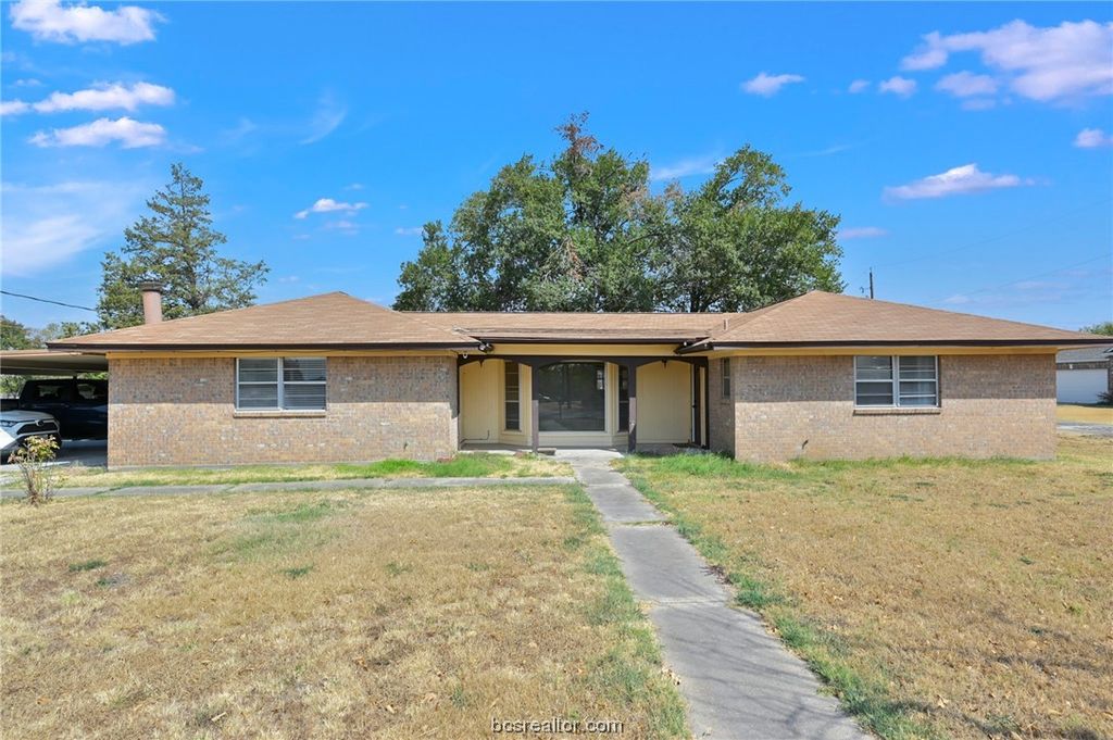 300 Bullard Street W, Madisonville, TX 77864 — exterior