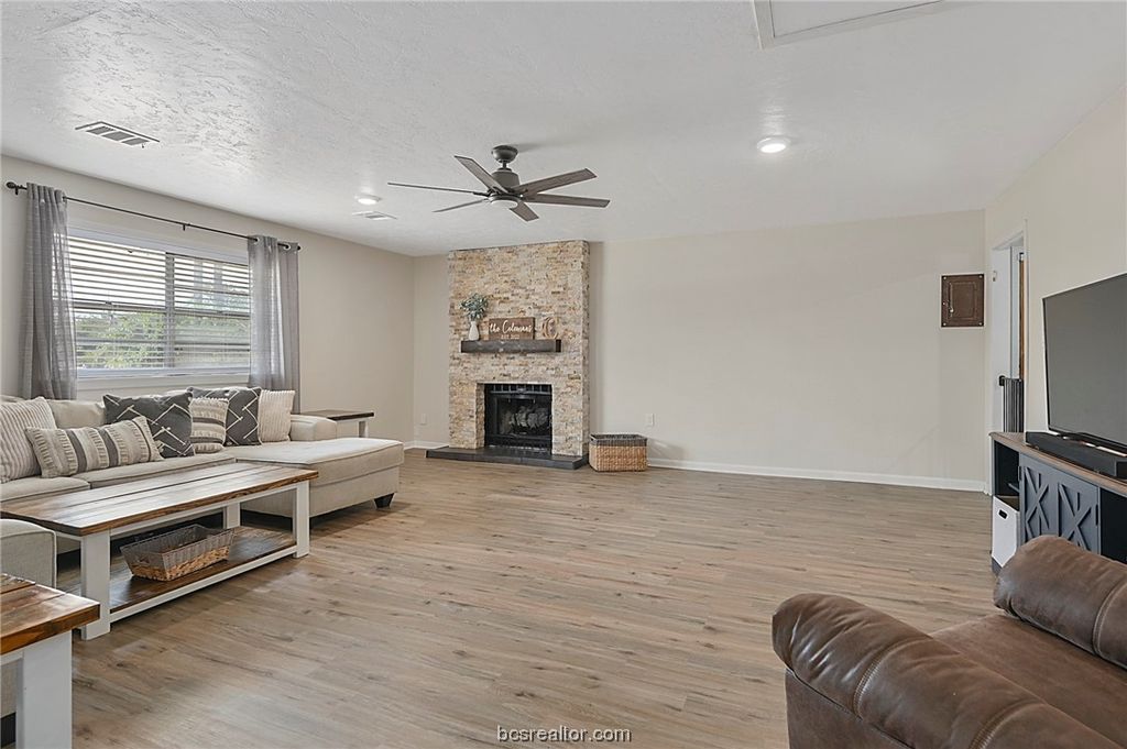 300 Bullard Street W, Madisonville, TX 77864 — photo 3