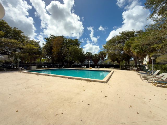 919 Hillcrest Drive 511, Hollywood, FL 33021