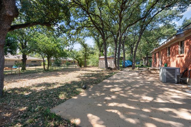 344 Bedford Court E, Bedford, TX 76022