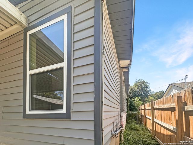 2235 E Houston, San Antonio, TX 78202