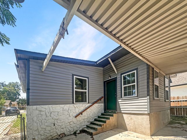 2235 E Houston, San Antonio, TX 78202