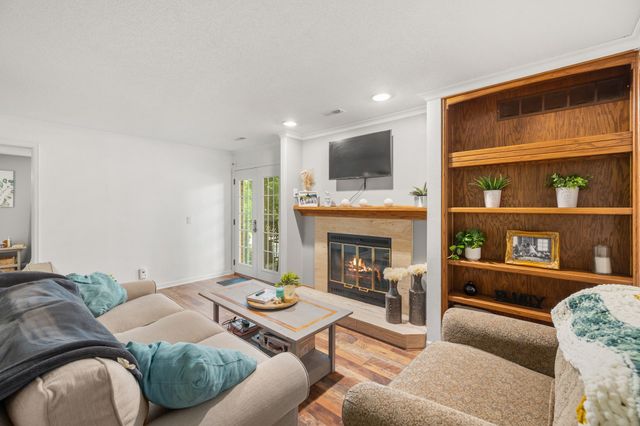 4900 Pleasant Street 15, West Des Moines, IA 50266