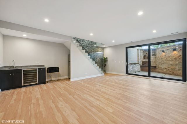 1203 W Superior Street 1B, Chicago, IL 60642