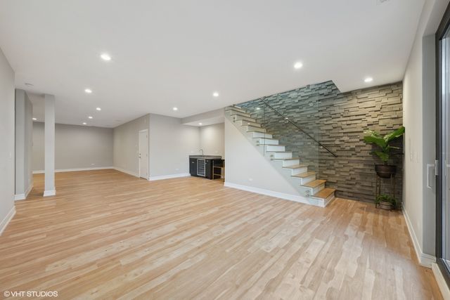 1203 W Superior Street 1B, Chicago, IL 60642