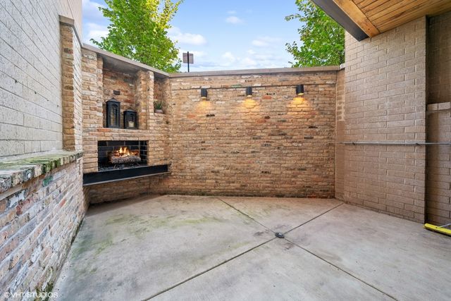 1203 W Superior Street 1B, Chicago, IL 60642
