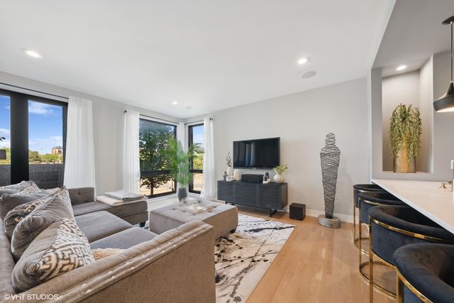 1203 W Superior Street 1B, Chicago, IL 60642