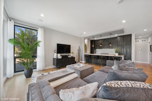1203 W Superior Street 1B, Chicago, IL 60642