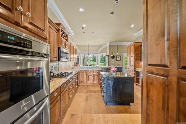 127 Grenoble Circle, Maumelle, AR 72113