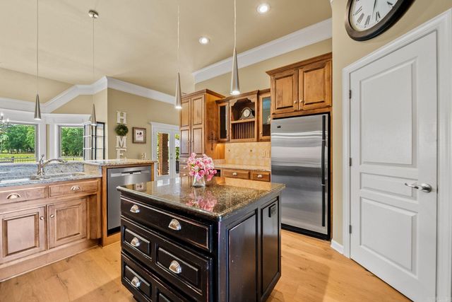 127 Grenoble Circle, Maumelle, AR 72113