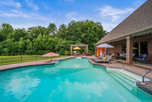 127 Grenoble Circle, Maumelle, AR 72113