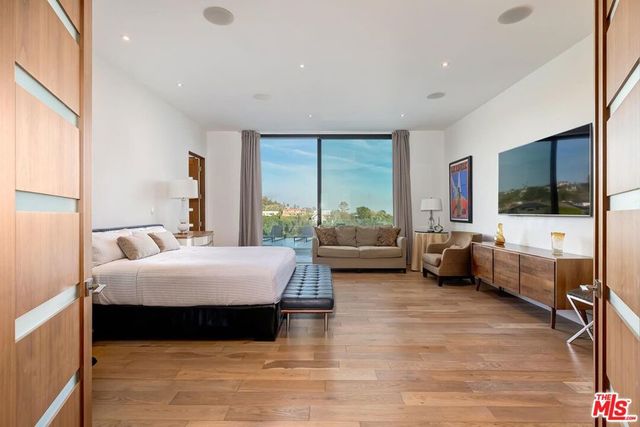 920 Linda Flora Drive, Los Angeles, CA 90049