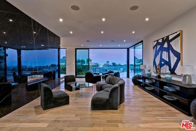 920 Linda Flora Drive, Los Angeles, CA 90049