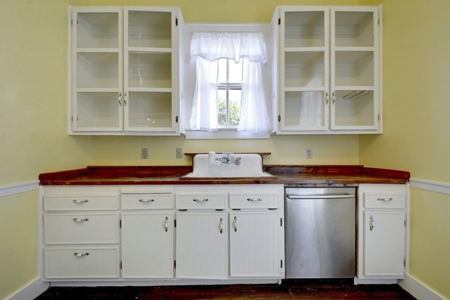 304 Olive ST, Smithville, TX 78957