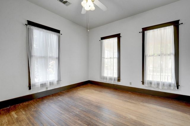 304 Olive ST, Smithville, TX 78957