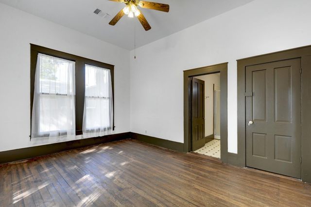 304 Olive ST, Smithville, TX 78957