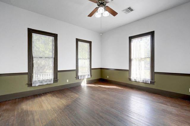 304 Olive ST, Smithville, TX 78957
