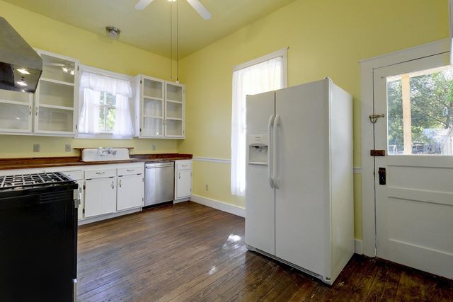 304 Olive ST, Smithville, TX 78957