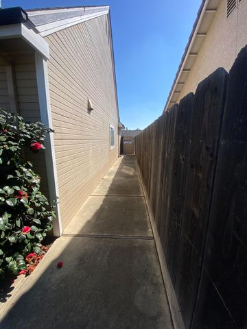 345 Riviera Way, Turlock, CA 95382