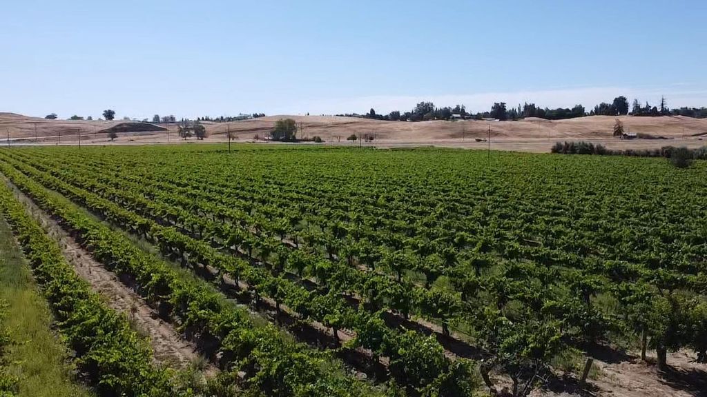 Image 10 of property listing at 0 Friant Ave, Clovis, CA 93619