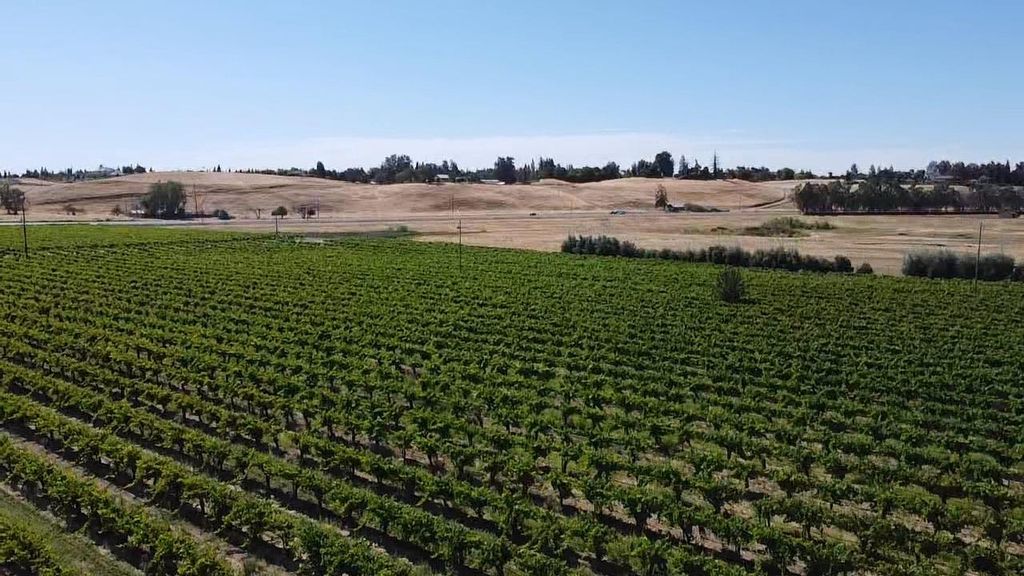 Image 8 of property listing at 0 Friant Ave, Clovis, CA 93619