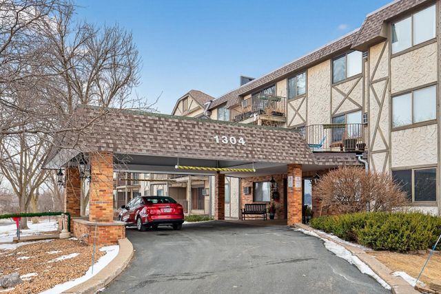 1304 W Medicine Lake Drive 119, Plymouth, MN 55441