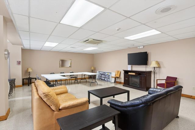 1304 W Medicine Lake Drive 119, Plymouth, MN 55441