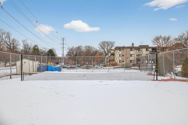 1304 W Medicine Lake Drive 119, Plymouth, MN 55441