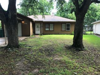 2702 N Camp Circle, La Marque, TX 77568