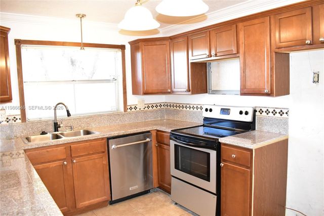 9561 Sunrise Lakes Boulevard 106, Sunrise, FL 33322