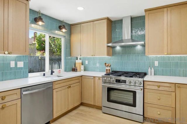 9555 Via Pereza, San Diego, CA 92129