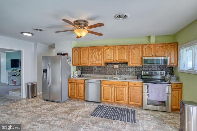 2 MEADOW LN, Newark, DE 19713
