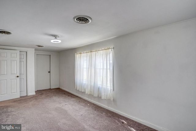 2 MEADOW LN, Newark, DE 19713