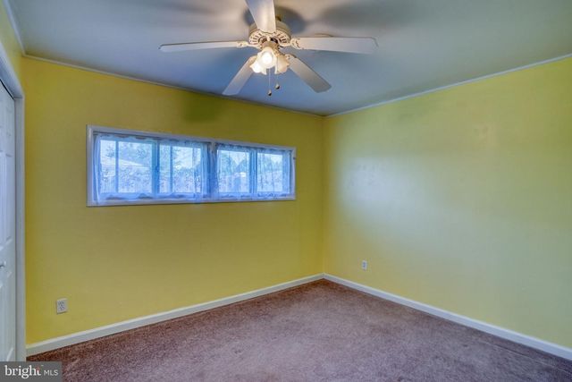 2 MEADOW LN, Newark, DE 19713