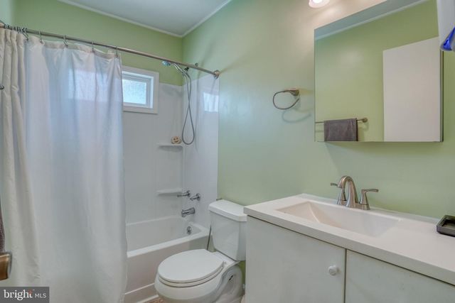 2 MEADOW LN, Newark, DE 19713