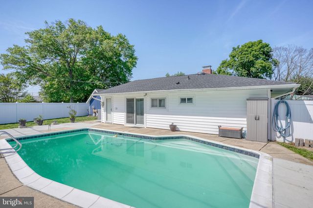 2 MEADOW LN, Newark, DE 19713