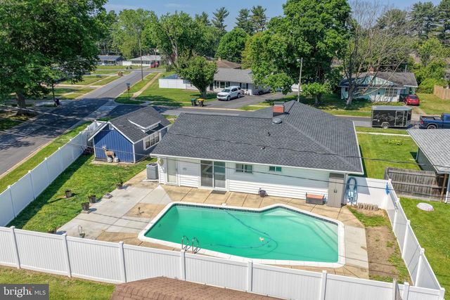 2 MEADOW LN, Newark, DE 19713