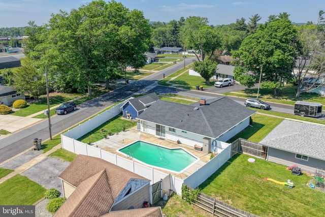 2 MEADOW LN, Newark, DE 19713