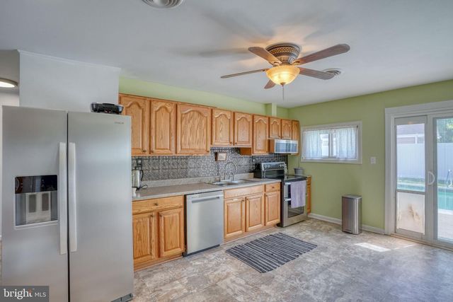 2 MEADOW LN, Newark, DE 19713