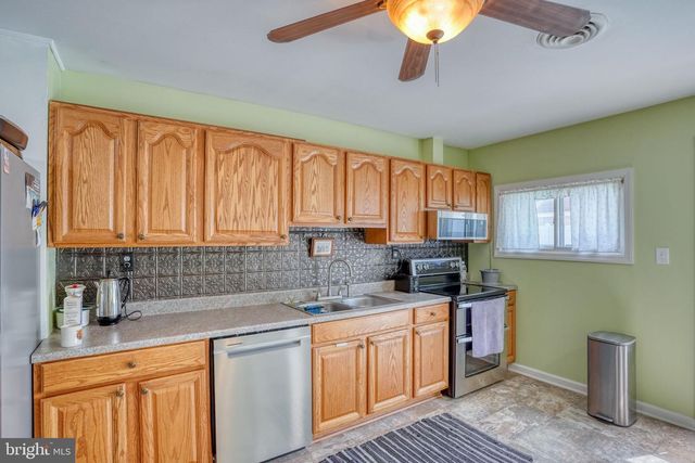 2 MEADOW LN, Newark, DE 19713