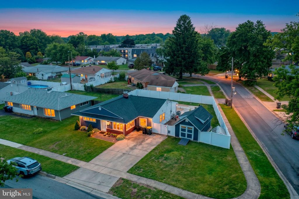 2 MEADOW LN, Newark, DE 19713