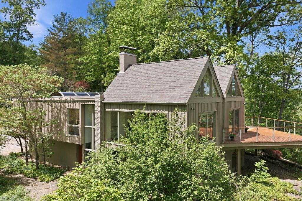 9546 Cunningham Road, Indian Hill, OH 45243