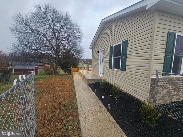 1920 MAYLINN DR, Chambersburg, PA 17202