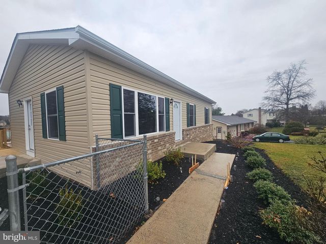 1920 MAYLINN DR, Chambersburg, PA 17202