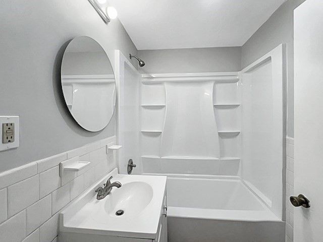 80 Delmont Ave, Worcester, MA 01604