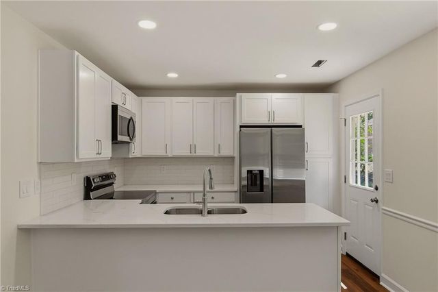 1160 Castlegate Drive, Winston-salem, NC 27103